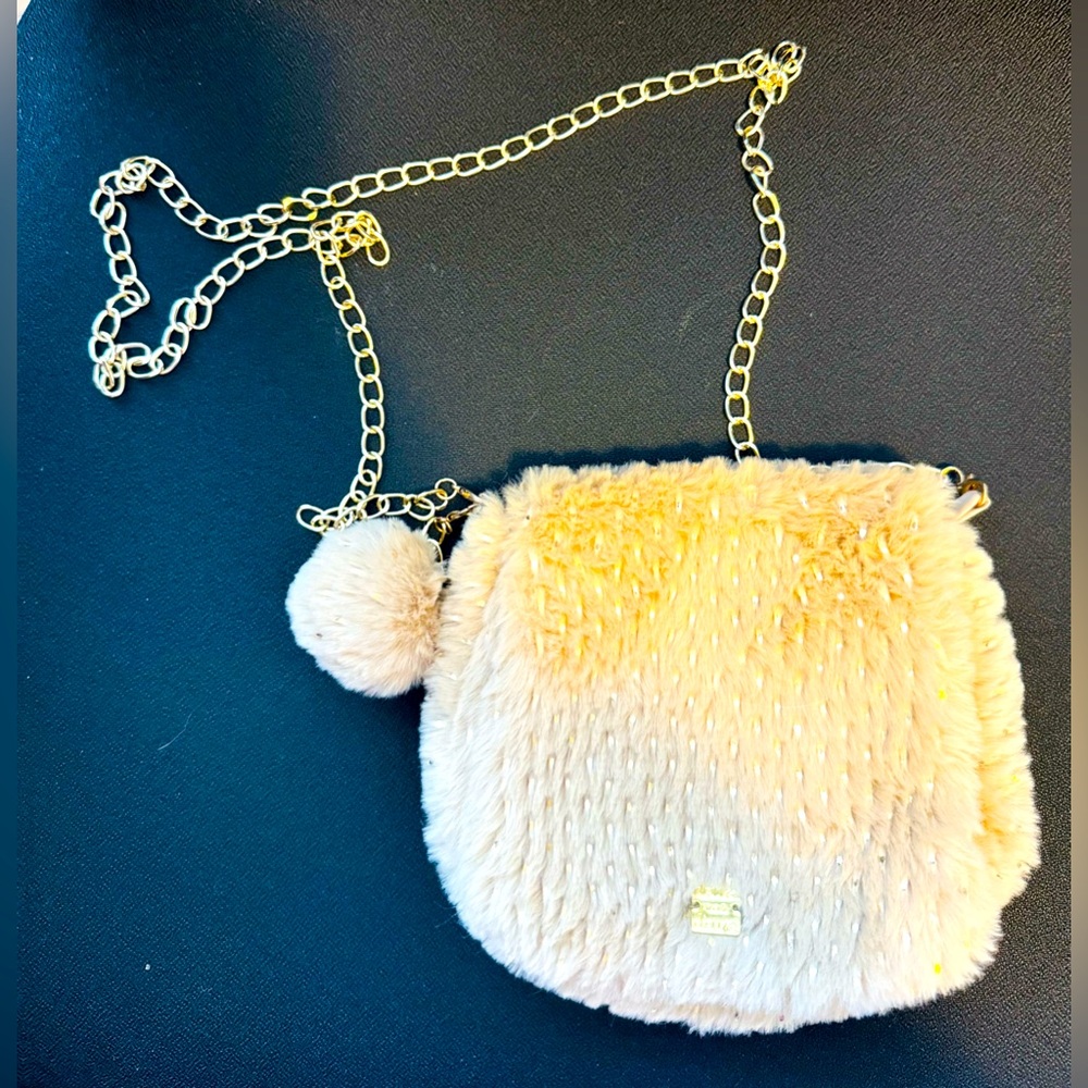 Deux par Deux fluffy girl purse